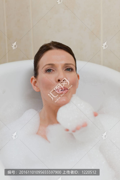 美麗的女人洗澡