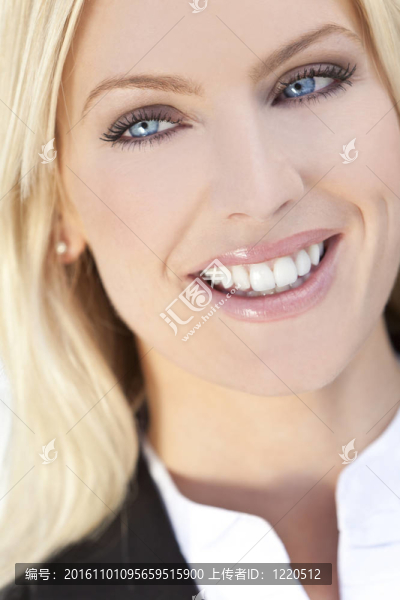 美麗的年輕金發(fā)碧眼的女人肖像