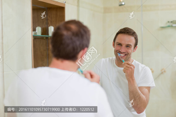 男子刷牙