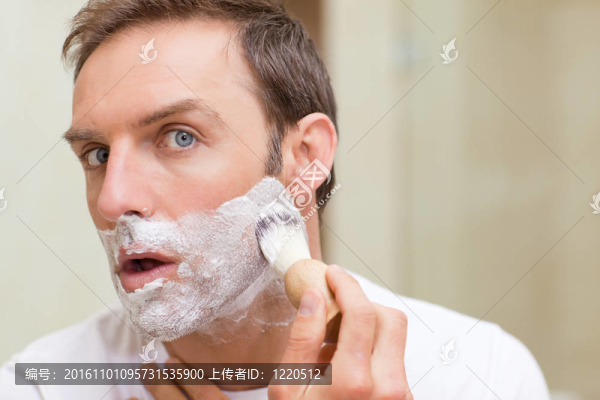 男人在浴室里剃須