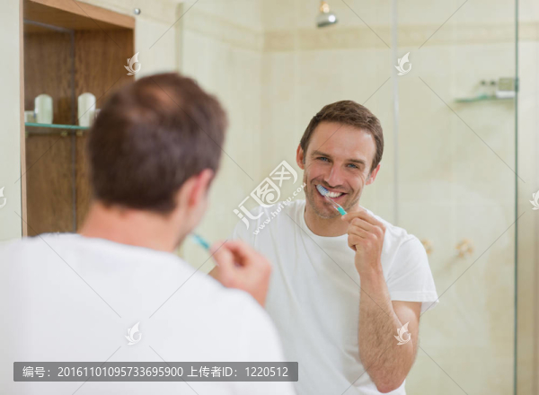 男子刷牙