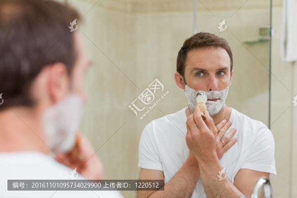 男人在浴室里剃須