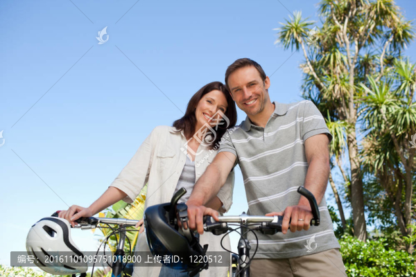 快樂的夫婦與他們的自行車