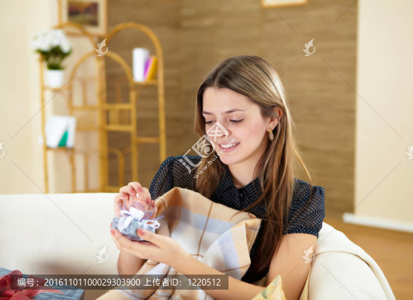 家里有禮物的年輕女人