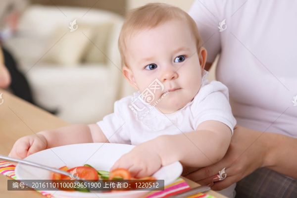 一個年輕的母親喂養(yǎng)她的嬰兒
