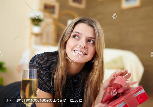 家里有禮物的年輕女人