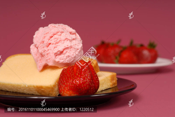 一磅草莓冰淇淋和草莓蛋糕