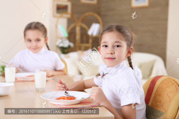 家里有一個小女孩吃飯