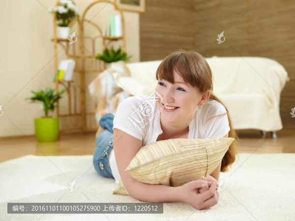 年輕女子在家放松地板
