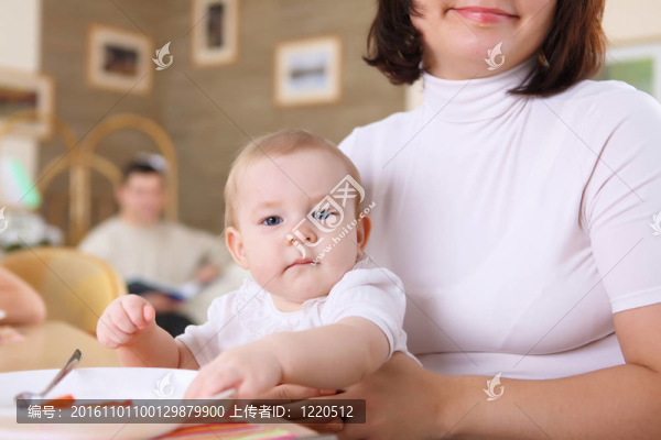 一個(gè)年輕的母親喂養(yǎng)她的嬰兒