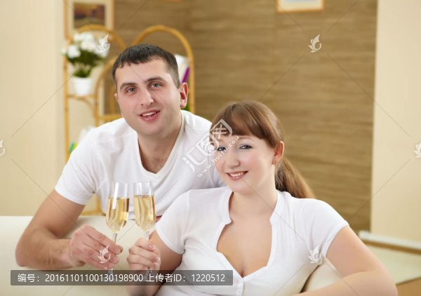 夫婦在家喝香檳