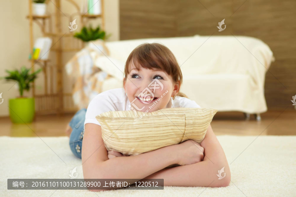 年輕女子在家放松地板
