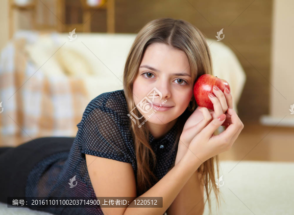 家里有禮物的年輕女人