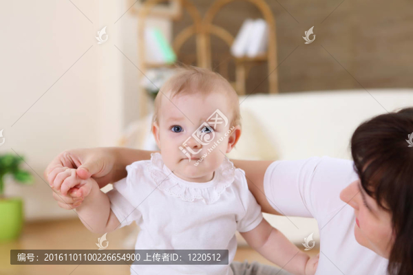 一位年輕的母親帶著她的嬰兒在家