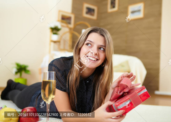 家里有禮物的年輕女人