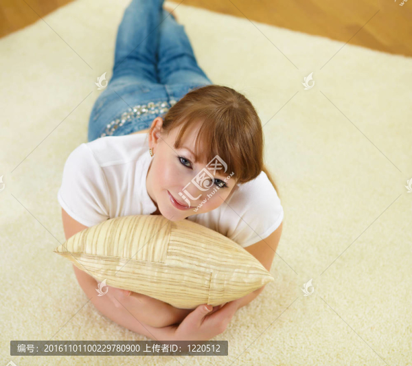 年輕女子在家放松地板