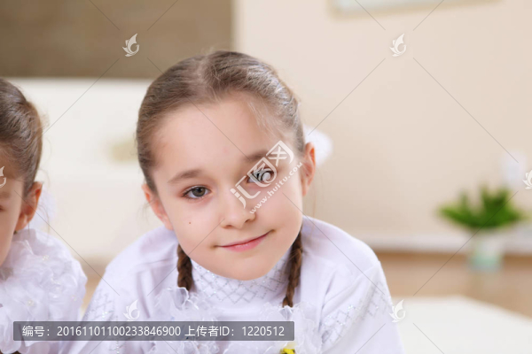 雙胞胎姐妹在家里