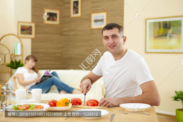 男人在家做飯