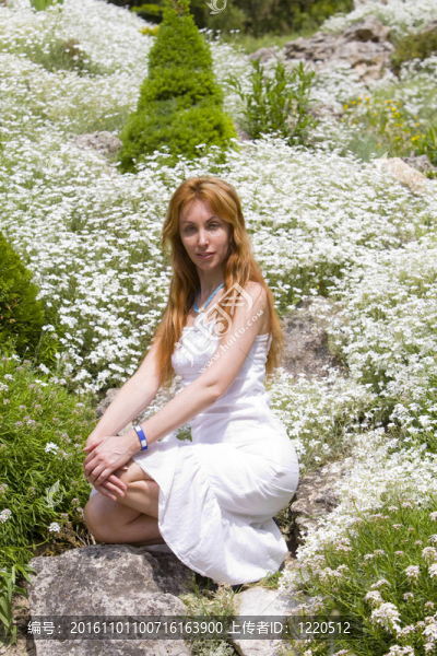 白色花中的女人