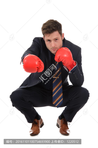 白人商人蹲下；拳擊手套