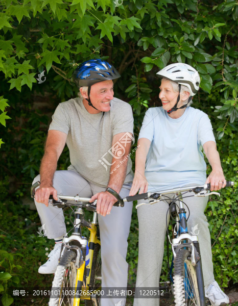 老年夫婦騎山地車外