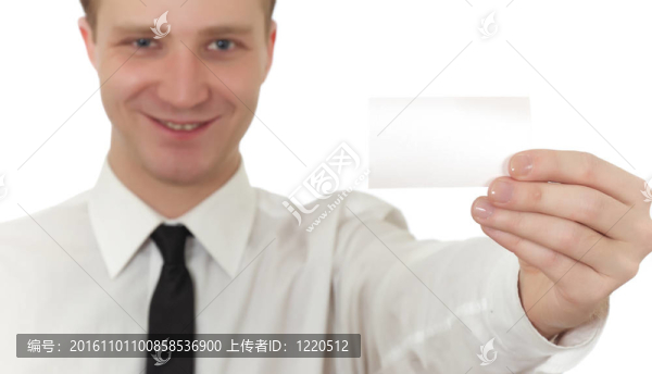 男子拿著一張卡片