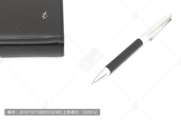 黑色真皮筆記本和筆。