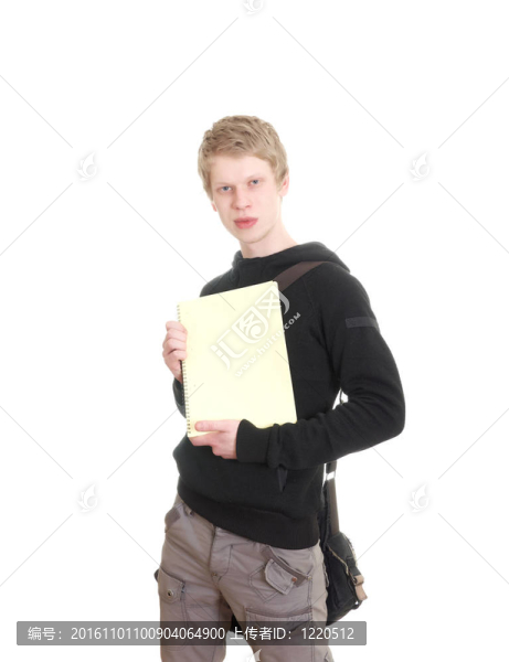 男學(xué)生拿著一些筆記本