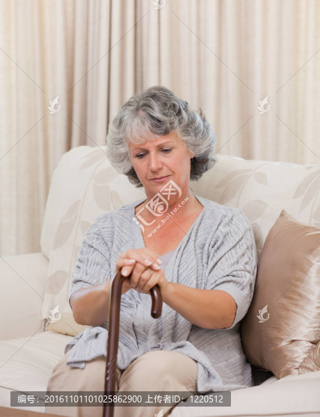 帶著拐杖的女人