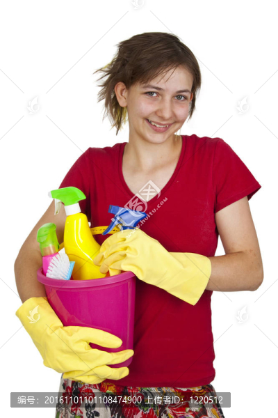 具有清潔工具的婦女