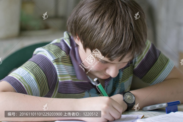 寫作的男孩