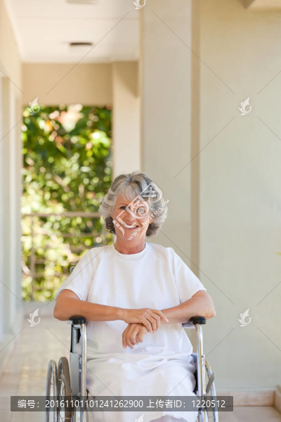 坐在輪椅上的女人