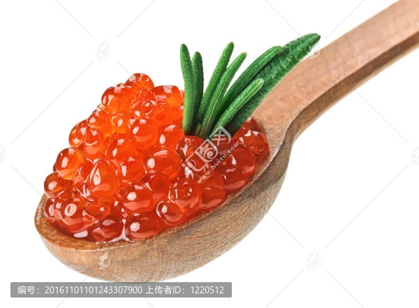 紅鮭魚魚子醬堆在迷迭香葉木勺子