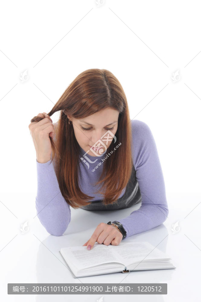 年輕女孩閱讀書