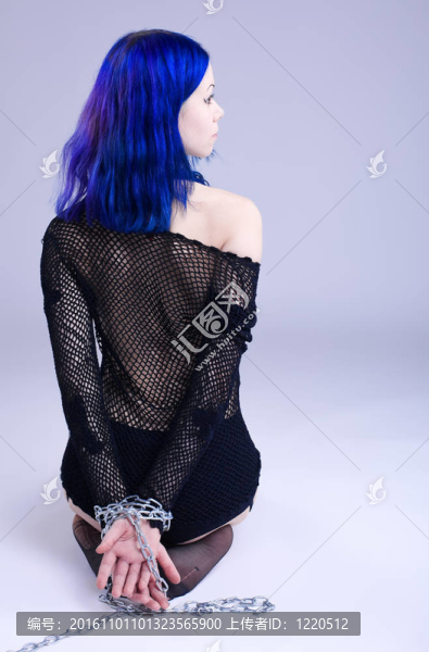 年輕的女孩在戀物癖角色藍(lán)色的頭發(fā)
