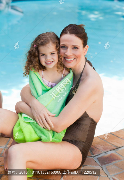 母親擁抱她的女兒