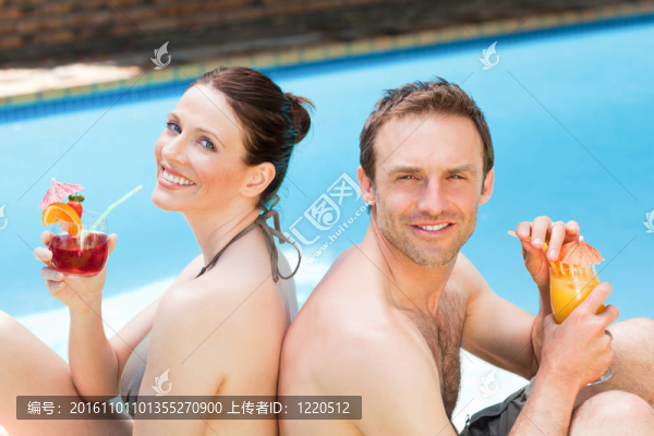 夫婦喝雞尾酒回來(lái)