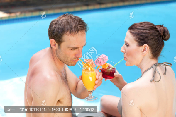 幸福的夫婦喝雞尾酒