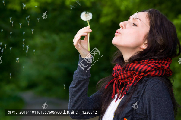 吹蒲公英的女孩