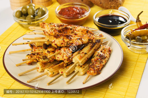 亞洲風(fēng)格的雞肉和小玉米串