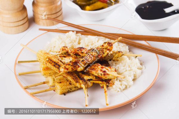 烤雞肉和小玉米串