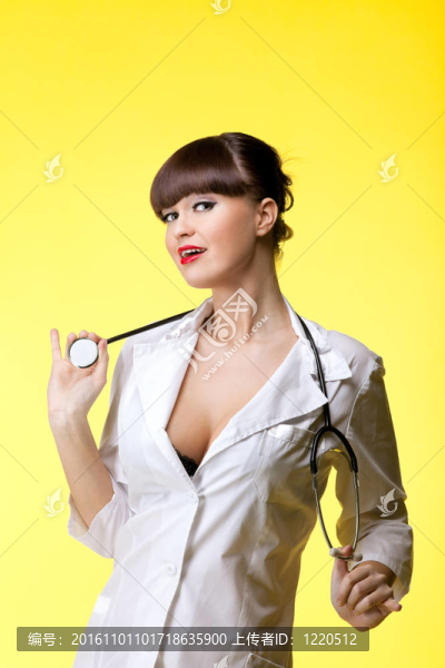 在用聽診器的護(hù)士服的女人