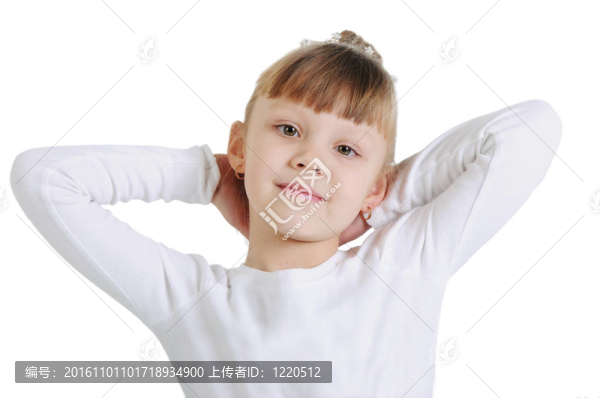 迷人的小女孩站在模特姿勢。在白色背景上隔離