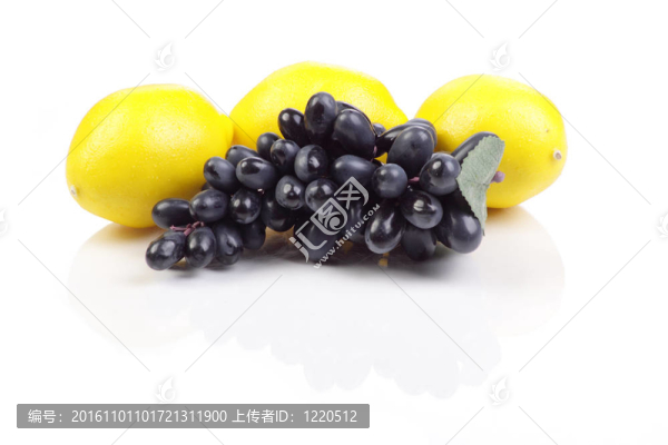 白色背景上分離的水果組
