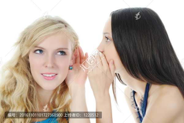 兩個美麗的女人告訴秘密