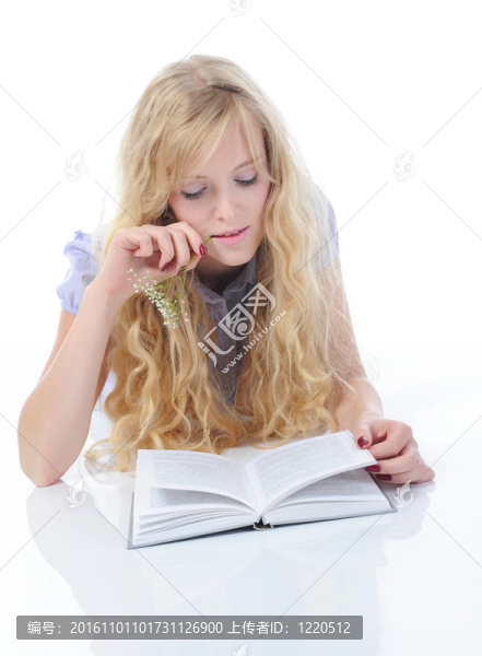 年輕女孩閱讀書