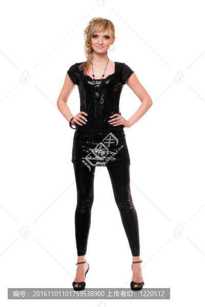 漂亮的金發(fā)女郎穿著黑色的衣服