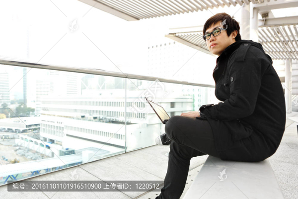 男子使用電腦戶外