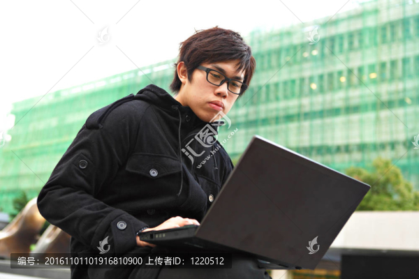 亞洲男子使用電腦戶外