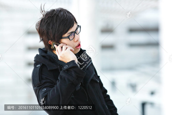 男子在移動磨練說話